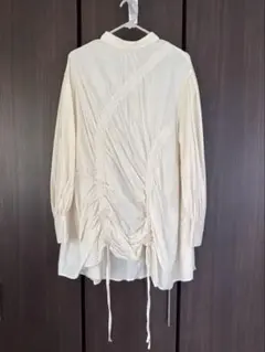 【限定お値下げ中】SLYクリーム色 長袖ドレープシャツ