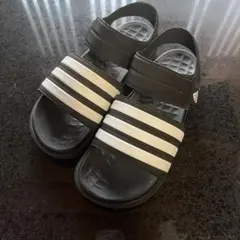 adidas キッズ サンダル ブラック ホワイトのサムネイル