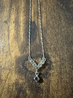 シルバー V字型 ペンダント ネックレス