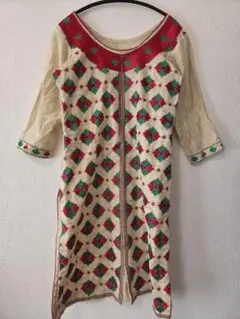 ​【総刺繍】インド 民族衣装 クルタ チュニック 生成り 幾何学模様 赤 緑