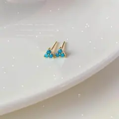 極小 ピアス ターコイズブルー トライアングル 三角 両耳用 デイリー 差し色