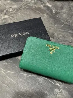 PRADA グリーン 二つ折り財布　サフィアーノ