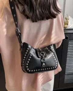 レザー ショルダーバッグ　ブラック