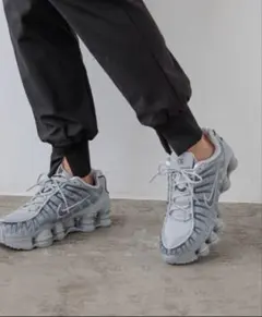 NIKE SHOX スニーカー グレーのサムネイル