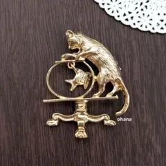 【G22】ゴールドのネコと金魚鉢のブローチ　アンティーク調ヴィンテージ風　北欧風