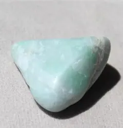 白×明るい緑］糸魚川翡翠 原石 28.8g - メルカリ