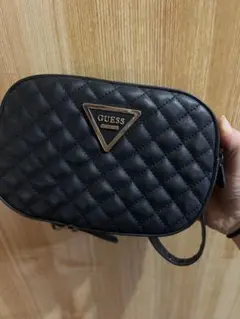 GUESS ブラック キルティング ボディバッグ