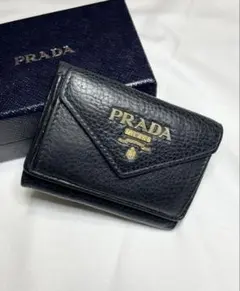 ✨美品✨ プラダ 三つ折り財布 金ロゴ レター型 ヴィッテロダイノ シボ