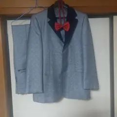 グレー フォーマルスーツ 赤い蝶ネクタイ付き