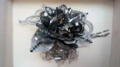 エレガントな黒銀の花ブローチ