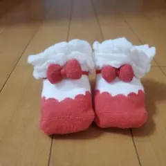 赤と白のフリル付きベビー靴下 9～11cm