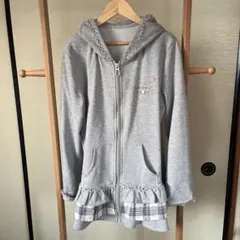 フリル付きグレーのスウェットパーカー