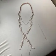 葉モチーフのビーズネックレス