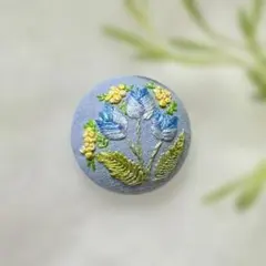 ❁くるみボタンの刺繍ブローチ❁リボン刺繍 水色 お花 ハンドメイド
