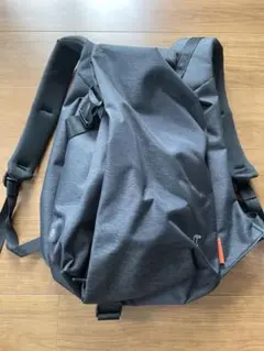 【美品】ダークグレー ナイロンリュック ビジネスリュック USB挿すところ付き