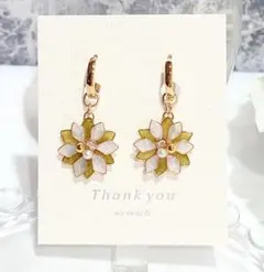 ディップアート　バイカラーフラワーピアス　イヤリング　〈ホワイト✕グリーン〉