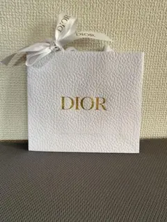 Diorのホワイトショップ袋、リボン付き