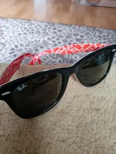 美品　Ray-Ban ウェイファーラーサングラス 赤いテンプル