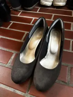 e*る様 ダークブラウン スエード プレーンパンプス