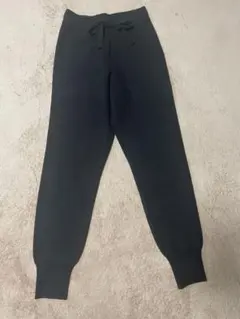 黒のニットジョガーパンツ