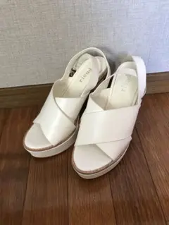 rienda ホワイトクロスサンダルのサムネイル