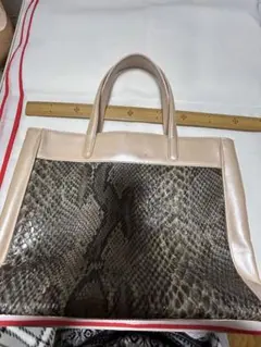 トートバッグ ベージュ#ヘビ革風合皮.鞄屋にオーダーデザイン。