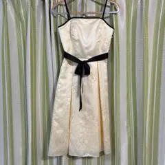 アイボリー ストラップ付きドレス