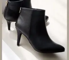 黒いスリムフィットアンクルブーツ