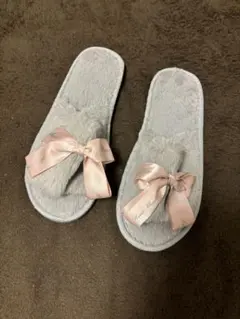グレー ファー リボン付きスリッパ