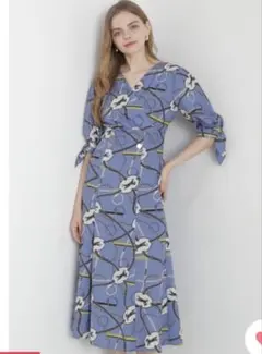 青いプリント柄のひざ丈ワンピース　ピンキー&ダイアン