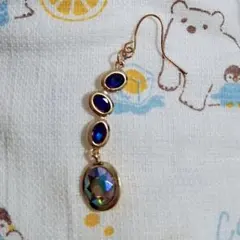 青紫色ストーンのドロップ型ピアス(片耳用)