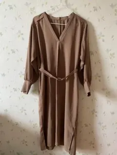 【美品】ナノユニバースレディースVネック ワンピース 長袖Mサイズ　ラクダ色