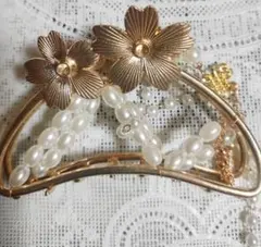 金色の花飾りとパールビーズバレッタ