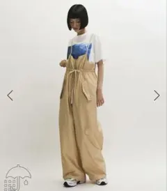 値下げ【新品】アダムエロペ　シャイニータフタ撥水ロンパース　ベージュ　サロペットのサムネイル