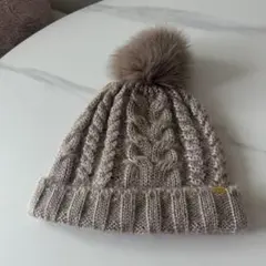 ベージュケーブル編み ニット帽 ポンポンファー付