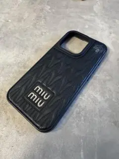 miu miu ブラック iPhone15proケースのサムネイル