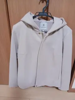 フード付きベージュショートコート