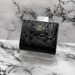 (美品)大人気、コーチ、折り財布、オールレザー、エナメル、エンボス加工、黒シグ
