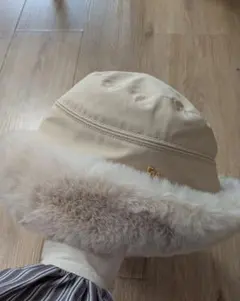 ファー付きベージュバケットハット
