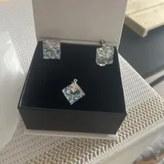 クリスタル風スタッドピアス 花柄ボックス付き