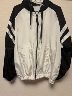 フード付きホワイトブラックジャケット