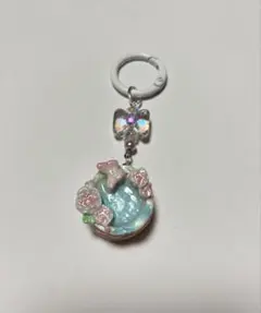 レジンケーキ キーホルダー ハンドメイド 薔薇と蝶々 キラキラ 選べるカラー