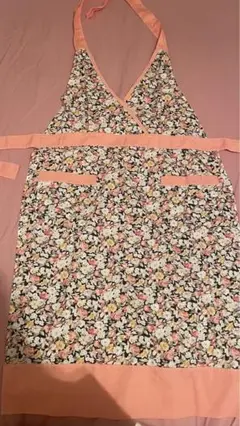 花柄 Vネックエプロン ピンクと黒