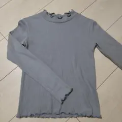 GU グレー寄りの水色　長袖フリルカットソー 140