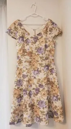 花柄ワンピース　ミニ丈　膝丈　サイズ１