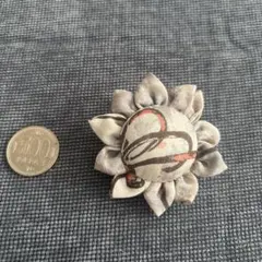 布製花形ブローチ グレー ベージュ