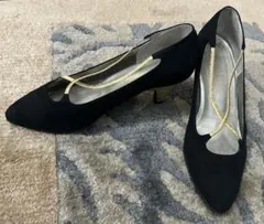 黒いカットアウトデザインパンプス