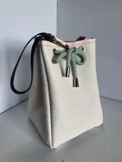 ホワイトレザー巾着型バック