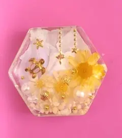 1458」レジンヘアゴム ポニーフック ブローチ マグネット - メルカリ