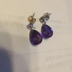 紫色涙滴型ピアス
